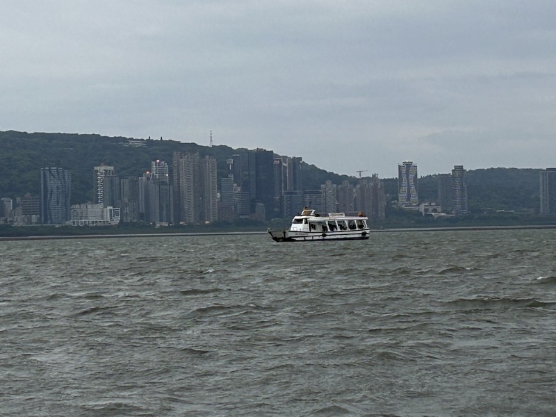 淡水八里交通船擱淺 消防出船接駁老幼