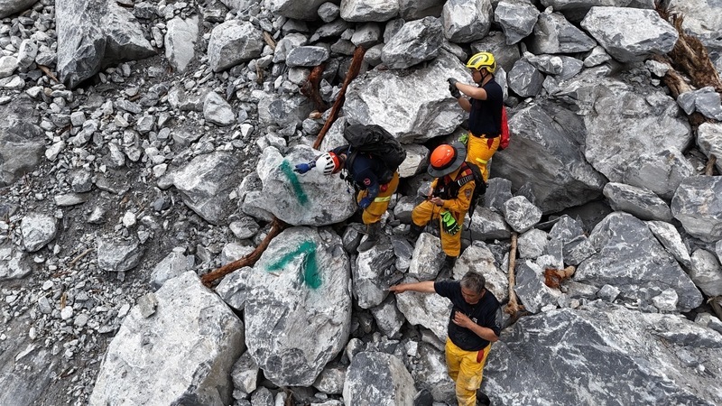 花蓮強震礦區搜救 依異味及蒼蠅盤旋鎖定熱區