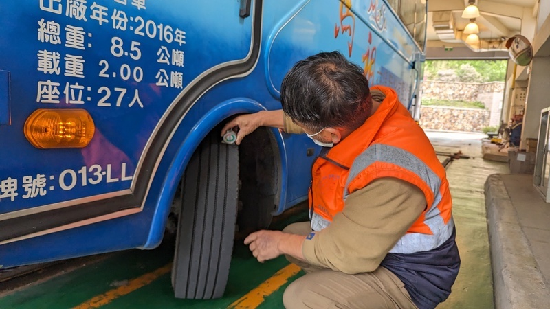 迎接觀光旺季 連江監理站逐台檢驗轄管遊覽車