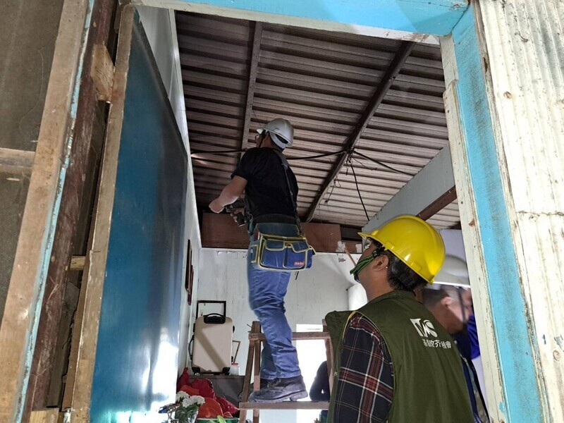 芥菜種會邀災民以工代賑 助關懷戶修繕家園