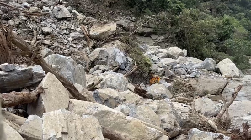 砂卡礑步道、中和礦場遇落石 搜救人員險被擊中