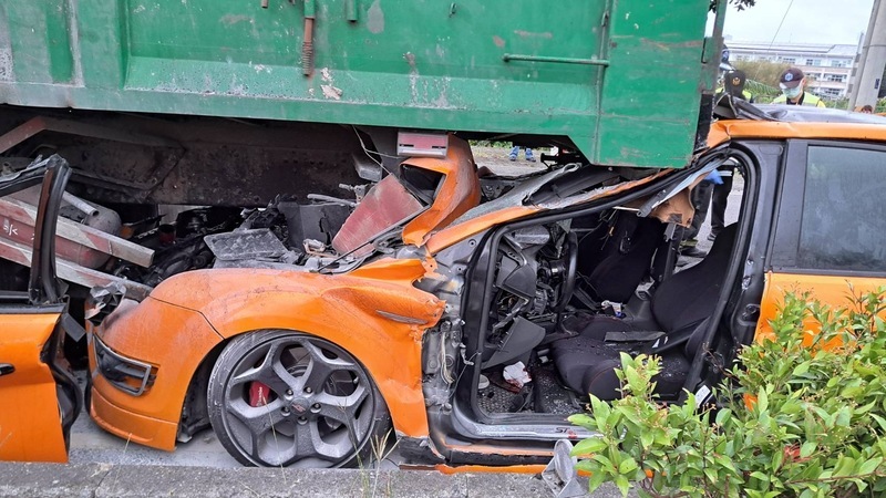 台東自小客車追撞大貨車 駕駛無生命跡象送醫
