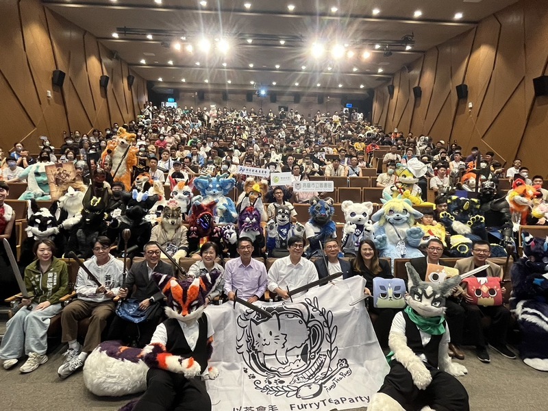 逾300獸人「毛毛」出沒高市總圖 陳其邁也想換裝