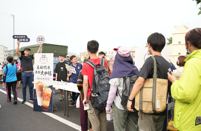 大甲媽回鑾 涼水攤人氣旺、老外感受與神同行