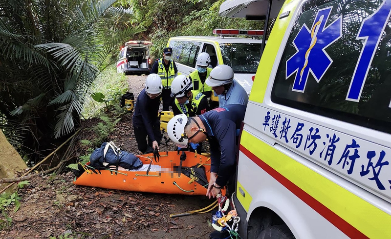 駕車遊苗栗疑不熟路翻落邊坡 1家4口受傷送醫