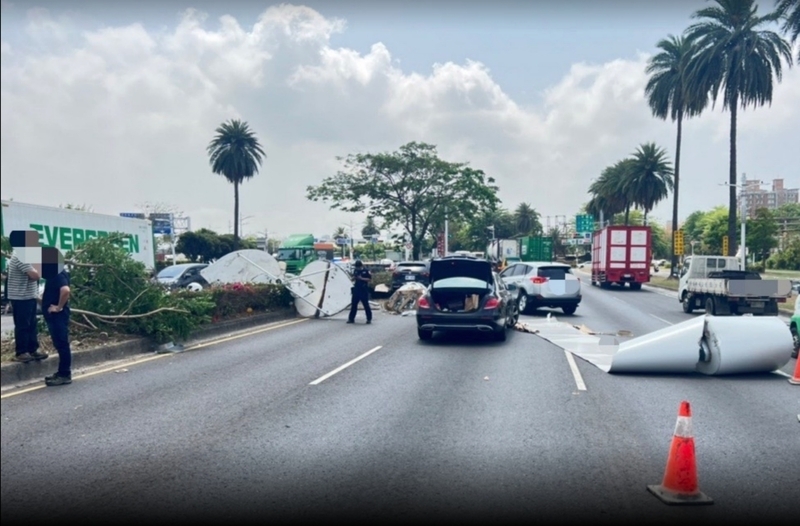 高雄大貨車鋼捲未綑緊砸落 波及3車分隔島路燈
