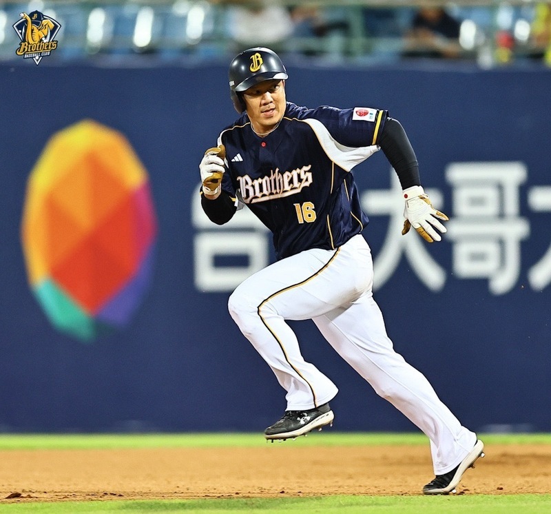 周思齊跑出生涯99盜 捕手戴培峰：學長跑太快