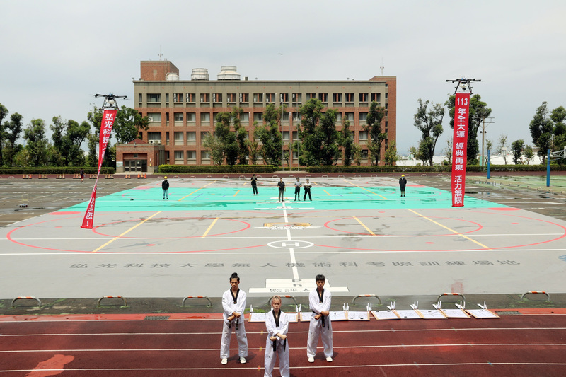 弘光科大迎全大運聖火 無人機吊掛歡迎布條