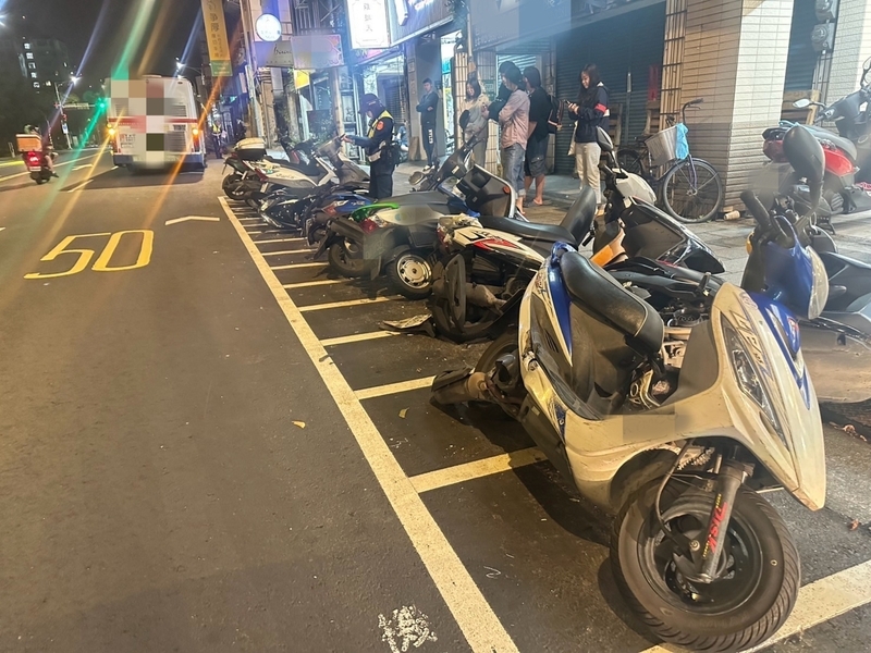 北市公車擦撞路旁8機車 司機未酒駕、無人受傷