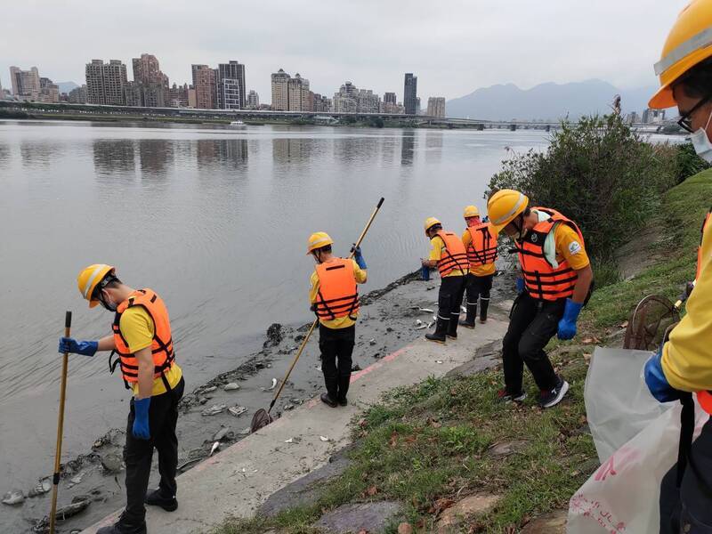 淡水河飄大量魚屍 北市環保局研判溶氧量低導致