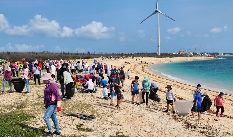澎湖千人大淨灘 龍門黃金海岸再現潔淨