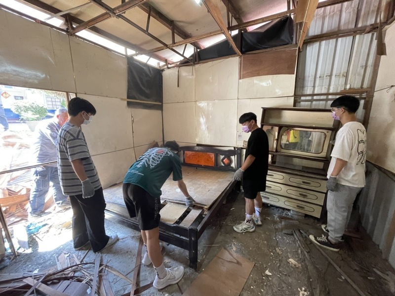 偏鄉善心循環 六龜高中學生回饋行善團整理獨老家園