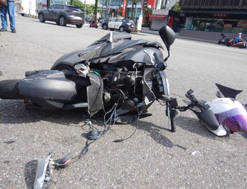 台中廂型車闖紅燈撞傷騎士逃逸 2失聯移工投案法辦