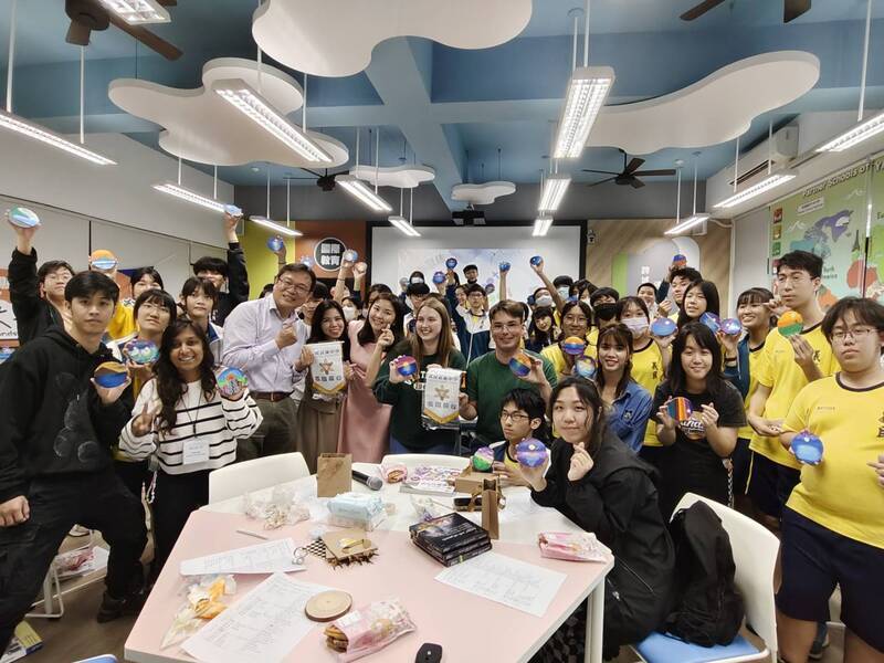 義民高中發起彩繪杯墊義賣 助花蓮賑災