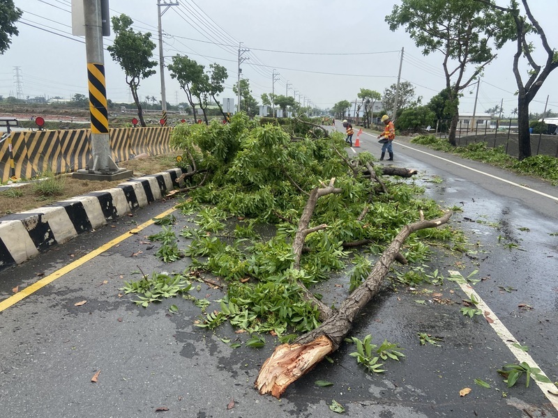 高雄清晨大雨路竹湖內停電3266戶 已復電逾9成