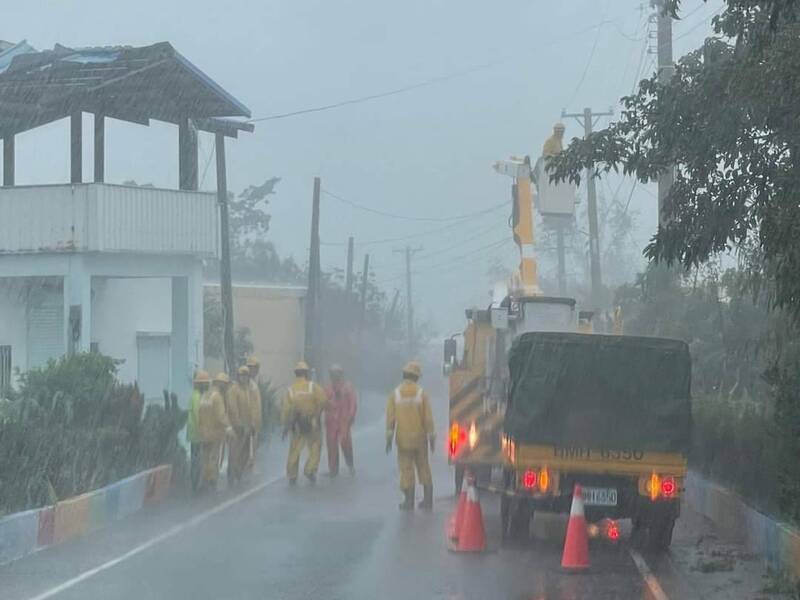 南部停電 台電：積極搶修但風雨等情況影響復電時間