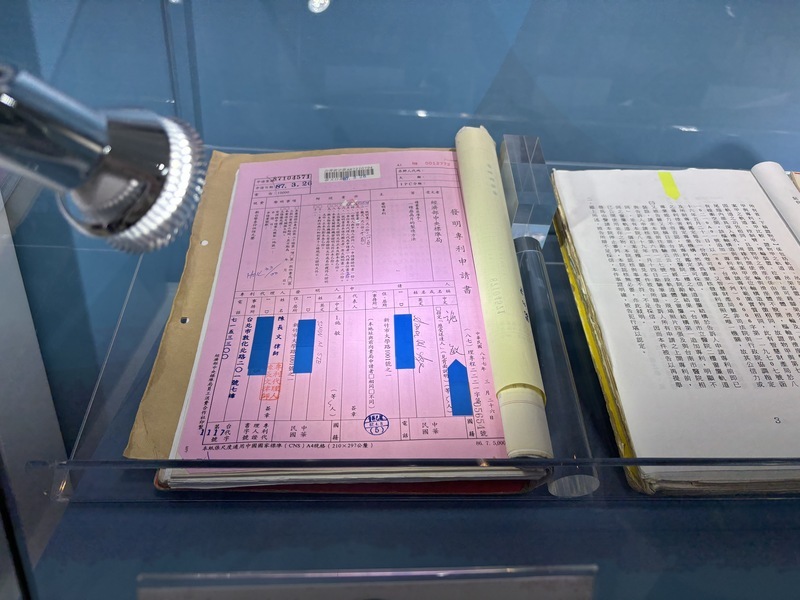 施敏首件台灣發明案 智慧局展出申請專利親筆簽名