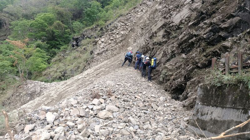 女山友無雙溫泉摔落邊坡骨折 南投消防局入山救人