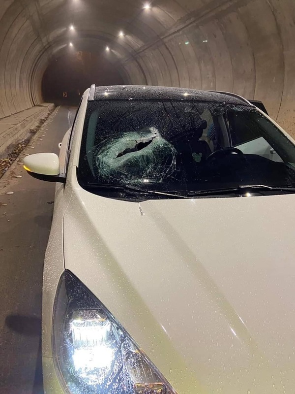 行駛國道遭鐵製物砸入車內幸無傷亡 警追肇事者