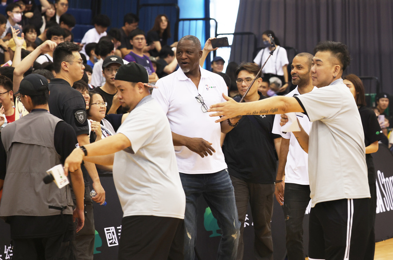 帕克、威金斯展現親和力 球迷追星喊值得