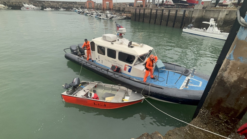 金門大橋下船舶翻覆 海巡救起2男送醫