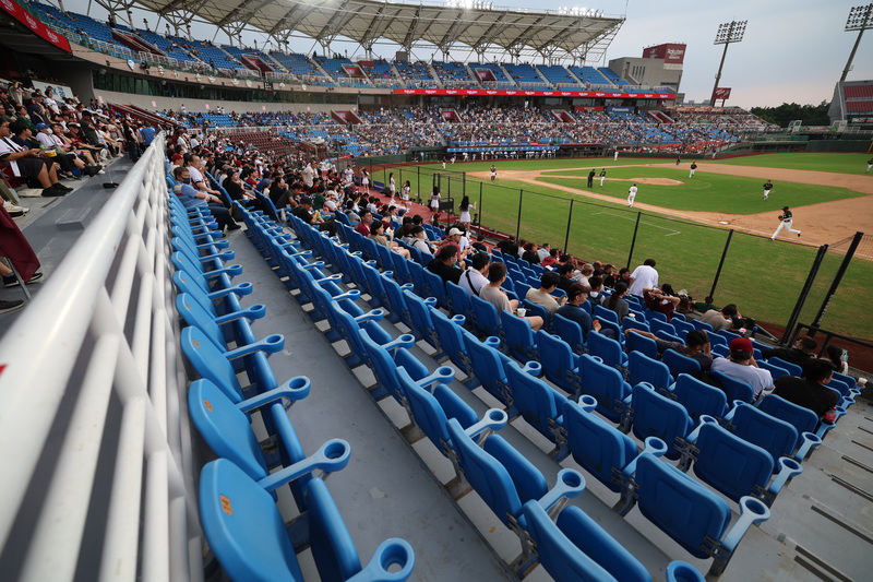 桃園棒球場展示「燈光秀」 古久保點出整修後差異