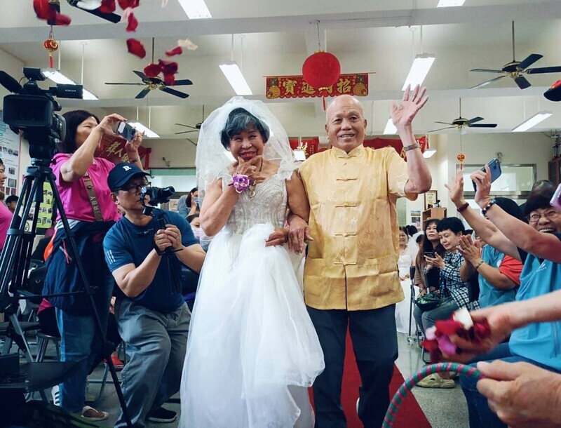 澎湖阿嬤幸福婚紗秀 重溫少女願望