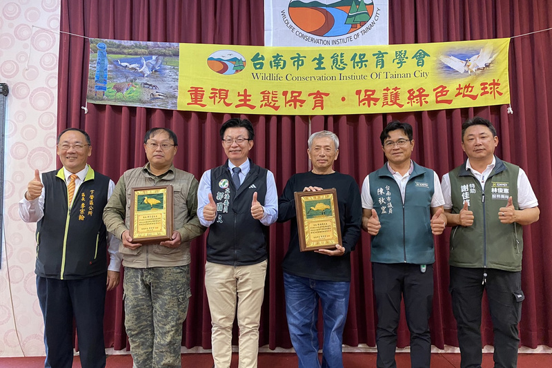 發現黃偉哲野放傷癒黑琵再來台 台南表揚2鳥友