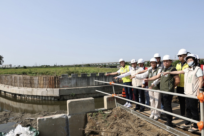 黃偉哲視察後壁下茄苳排水治理 盼汛期前完成護岸