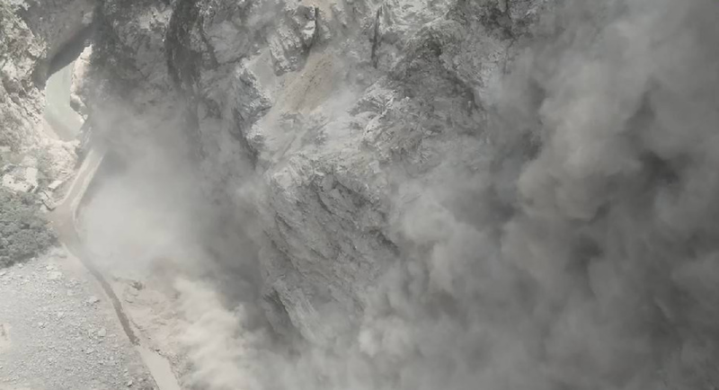 中橫公路流芳橋路段持續落石 東段暫停開放