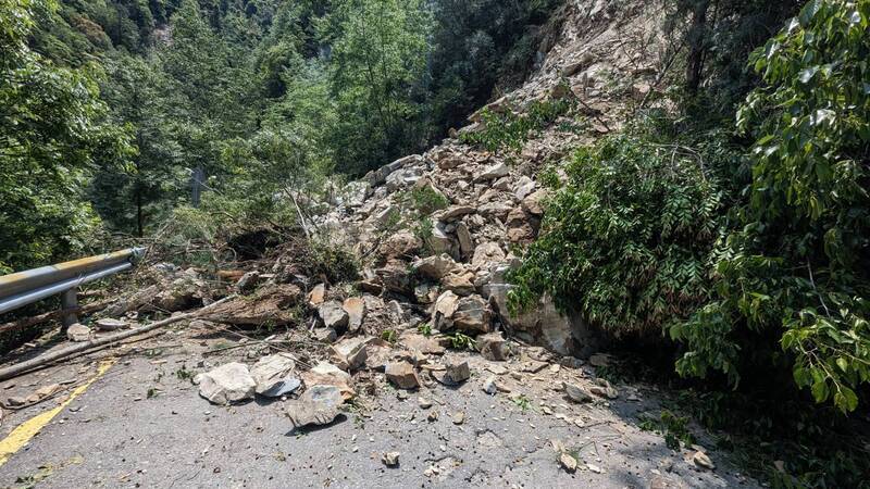 中橫便道17.8公里落石阻斷交通 中午暫停放行
