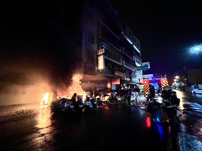 台中精誠商圈疑電動機車起火 燒毀11機車波及變電箱