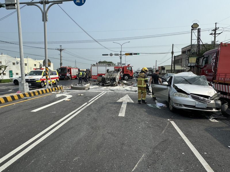 台1線雲林斗南段5車追撞 1命危4傷