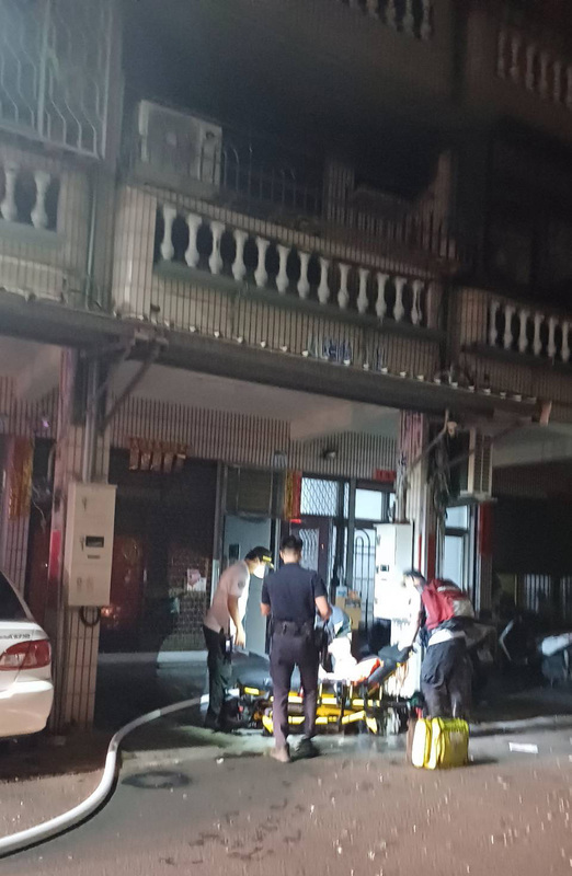 高雄民宅疑瓦斯外洩氣爆 1男1女大面積燙傷送醫