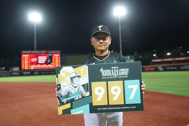 台鋼雄鷹中止6連敗 洪總997勝雷公送上紀念球
