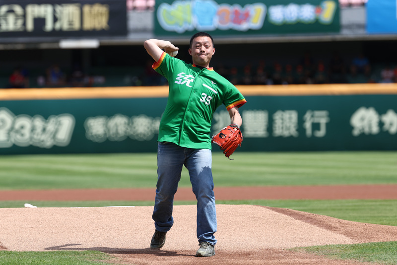 統一獅復古月主體日活動 吳俊良回娘家開球