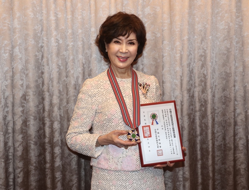 白嘉莉獲頒中國文藝獎章 透露習畫起點源自張大千