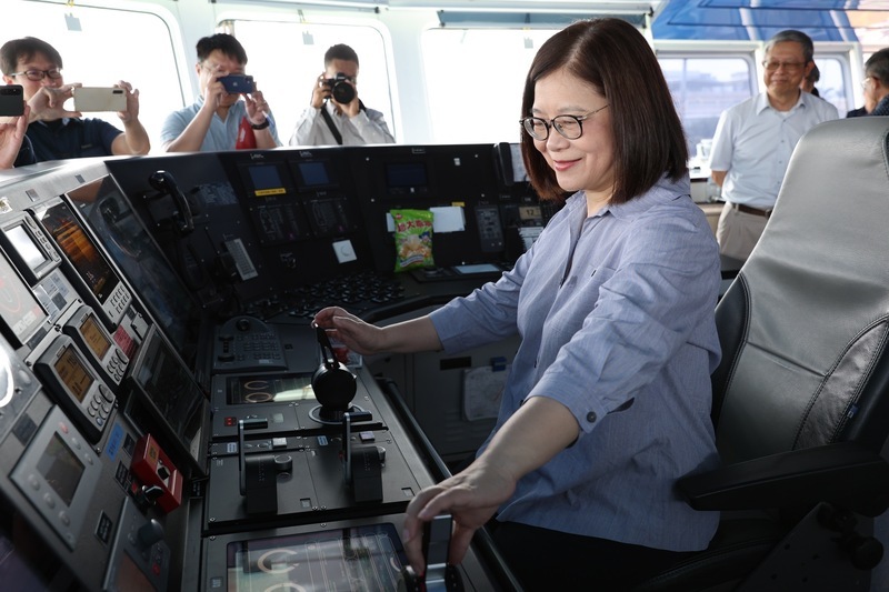 管碧玲視察國海院研究船 盼累積成果貢獻國際