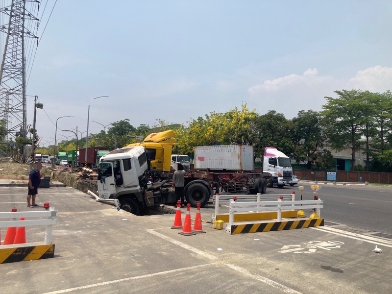 高雄小港擦撞車禍 曳引車失控衝到路邊工程溝渠