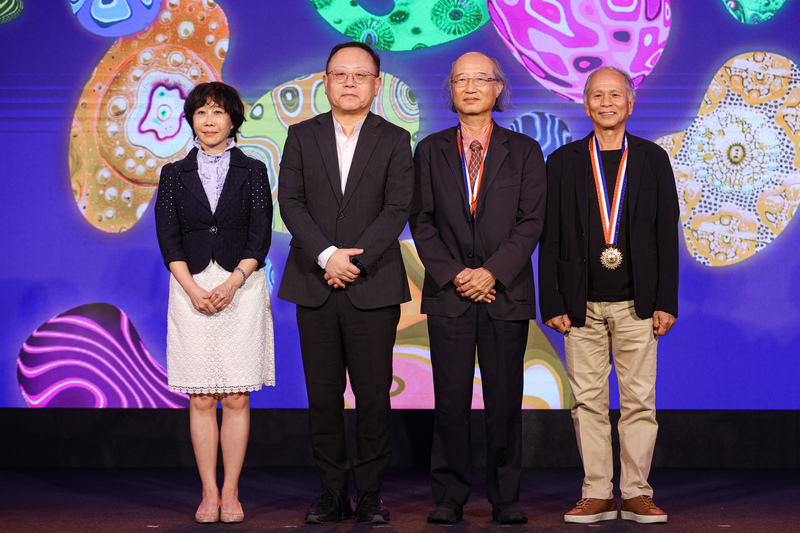 行政院文化獎頒獎 院長陳建仁親授獎章