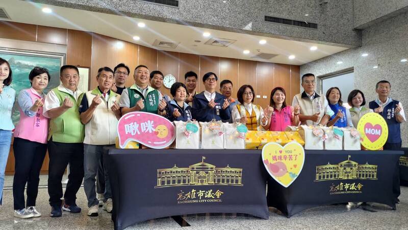 高市議長送母親節禮物 5寶議員鼓勵年輕人多生
