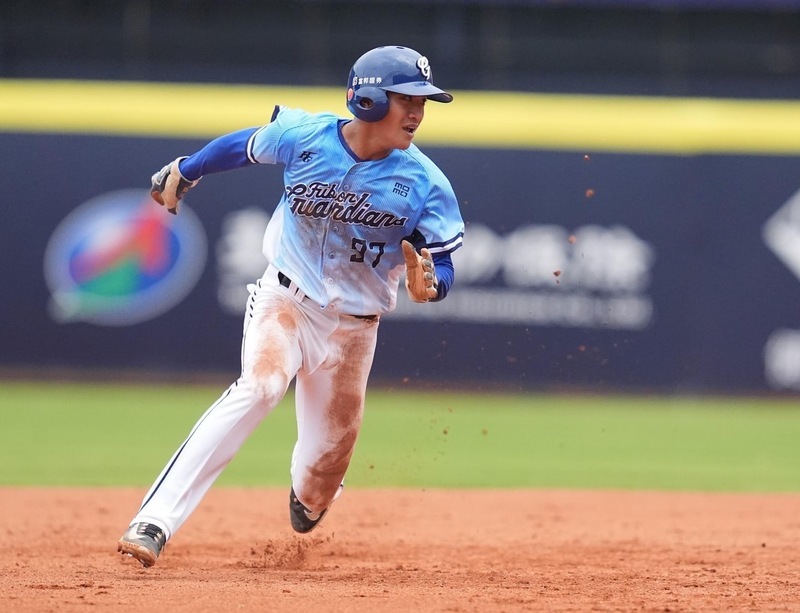 兄弟對決池恩齊吞K 看到哥哥吳俊偉偷笑回撥電話