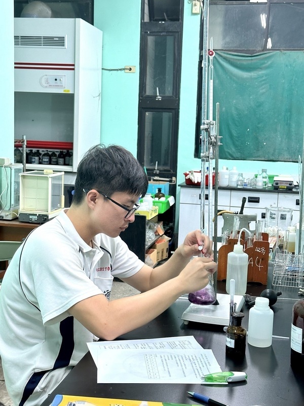 幫父母下田灑農藥為引 黃博文練就化驗類技藝金手