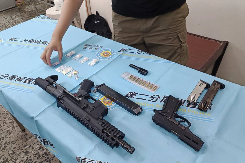 南警攻堅汽車旅館逮毒品通緝犯 搜出黑蜘蛛步槍