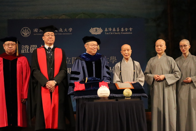 慈濟證嚴淨化人心 陽明交大頒贈名譽哲學醫學雙博士