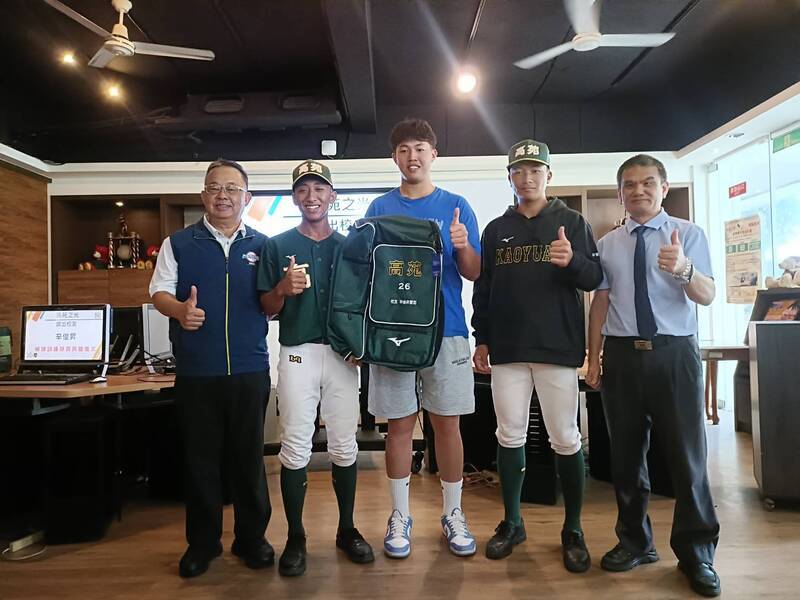 獅隊投手辛俊昇回饋母校 捐贈10萬元球具給高苑