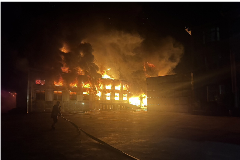 台南佳里建材工廠火警 儲放易燃原料火勢大