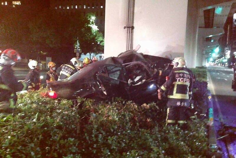 台中男開BMW自撞捷運柱體 多處重創送醫不治