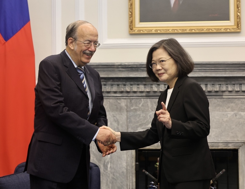 蔡總統卸任前行程滿檔 接見星慶賀團會晤巴拉圭總統