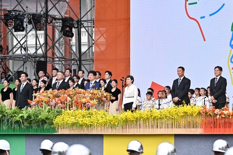 520就職 賴清德與花蓮學童、中職傳奇球星唱國歌